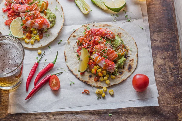 Mexicaanse taco 's met krab, avocado, maïs en salsa — Stockfoto
