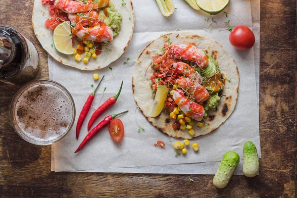 Mexicaanse taco 's met krab, avocado, maïs en salsa — Stockfoto