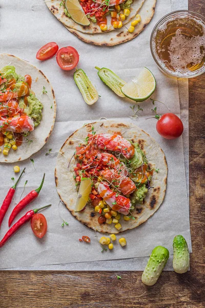 Mexicaanse taco 's met krab, avocado, maïs, salade en salsa — Stockfoto