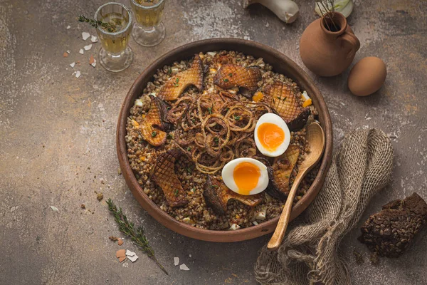 キノコと卵と健康的な蕎麦のお粥 — ストック写真