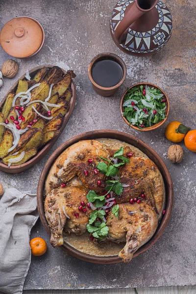 Pán sült csirke krémszósszal, burgonyával és salátával — Stock Fotó