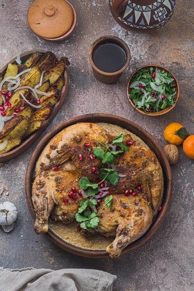 Georgische Küche - chkmeruli, gegrilltes Huhn mit Sahne und Knoblauchsauce — Stockfoto