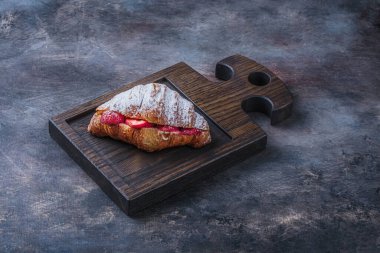 Kahvaltı için çilekli lezzetli kruvasan, fotokopi alanı.