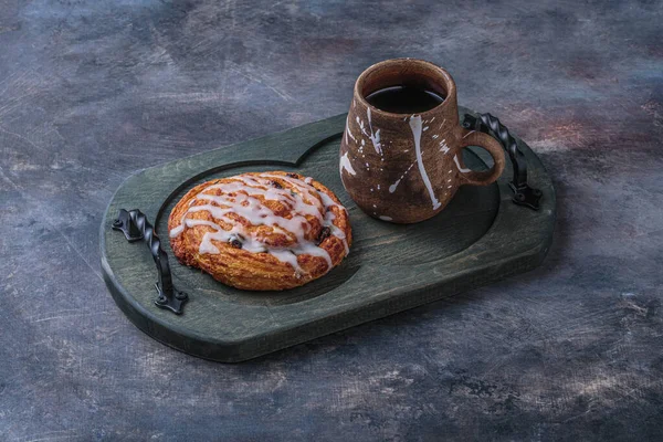 在木板上放一杯咖啡的甜糕点 — 图库照片