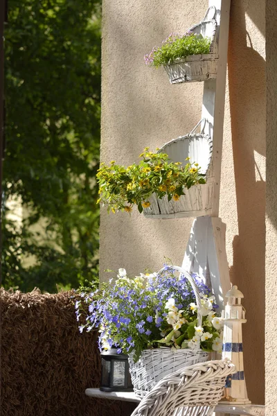 Ξύλινο καβαλέτο διακοσμημένο με λουλούδια — Φωτογραφία Αρχείου