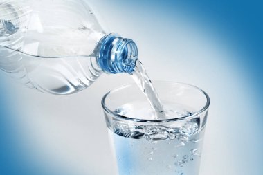 Şişeden cama su dök.