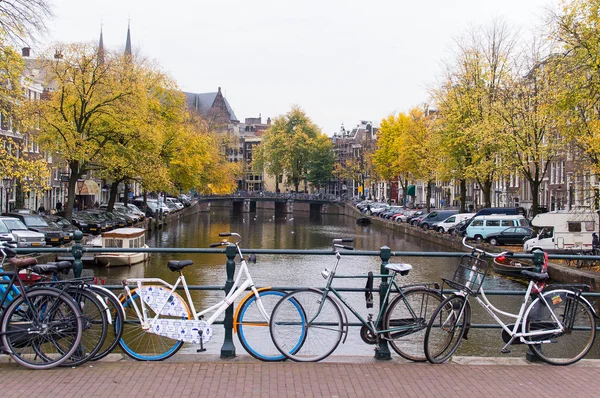 Велосипеды на туристическом канале в Старом городе Амстердама — стоковое фото