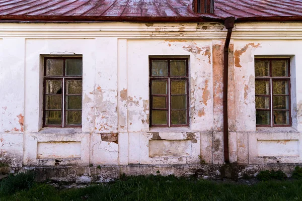 Landhaus verlassen. Fenster und Wand — Stockfoto