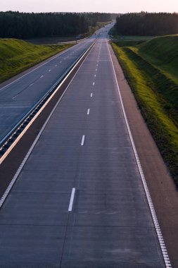 Ülke karayolu ve günbatımı. Açık yol büyük doğa çevresinde