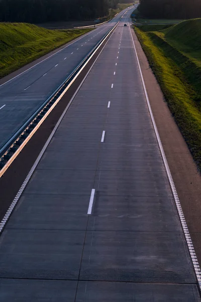 Landstraße und Sonnenuntergang. freie Straße große Natur rund um Stockfoto