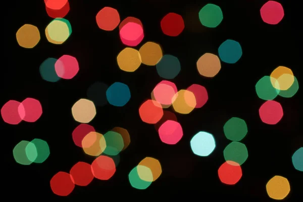 Luci sfocate rosso, giallo, magenta, blu, verde, rosa su sfondo nero — Foto Stock