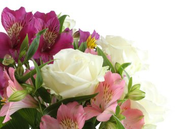 Büyük beyaz gül ve beyaz arka plan üzerinde izole pembe ve Lila alstroemeria çiçek buketi                   