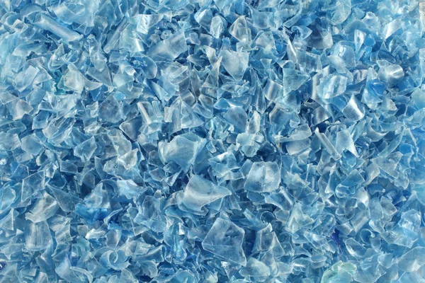 Küçük parçalar halinde kesilmiş mavi plastik şişe