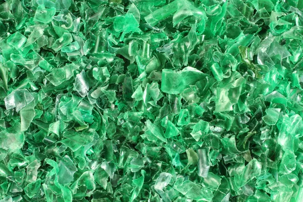 Pequeños trozos de botellas de plástico verde cortadas — Foto de Stock