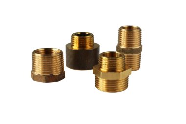 Altıgen pirinç boru için meme uçları, tesisat için azaltımlar ve beyaz arka planda izole edilmiş tesisat vanaları.