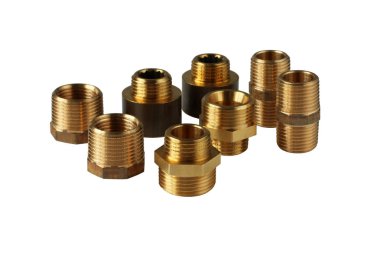 Altıgen pirinç boru için meme uçları, tesisat için azaltımlar ve beyaz arka planda izole edilmiş tesisat vanaları.