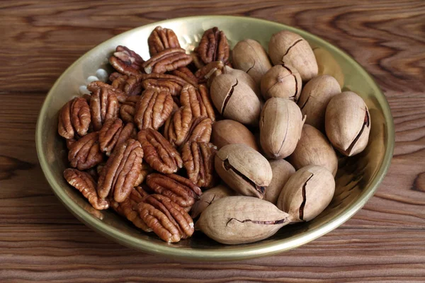 Noci Pecan Piatto Oro Tavolo Legno Primo Piano — Foto Stock