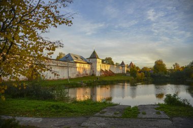 Manastır gün batımında suya yansıyor.