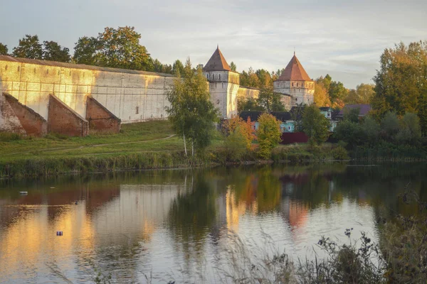 罗斯托夫大帝的东正教修道院反映在水中 — 图库照片