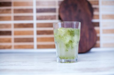 Su buz, nane ve kireç tablo parlak arka plan üzerinde