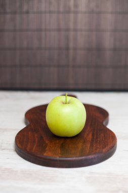 Olgun yeşil elma dilimleri ahşap kesme tahtası, izole beyaz ile