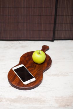 Smartphone ve elma yazı tahtası arka plan üzerinde. Kopya alanı ile Üstten Görünüm