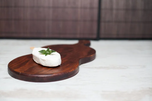 Barra de helado recubierta de chocolate en una pizarra —  Fotos de Stock