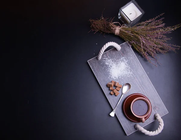 Chocolate quente com canela e leite, bandeja. No fundo preto . — Fotografia de Stock