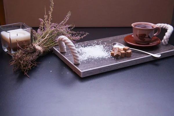 Chocolat chaud à la cannelle et au lait, plateau. Sur fond noir . — Photo