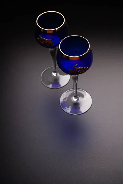 Dos copas de vino en negro — Foto de Stock