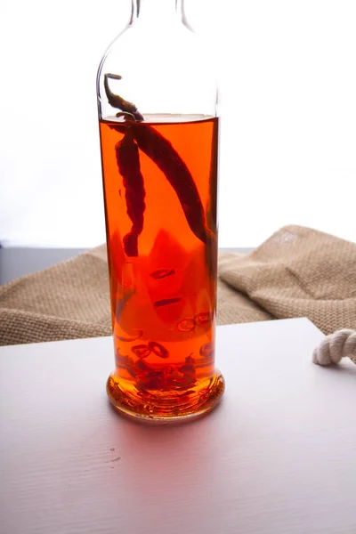 Бутылка водки и красный перец чили. — стоковое фото