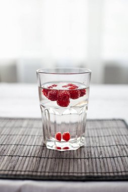 Saydam bir cam köpüklü frambuazlı limonata su