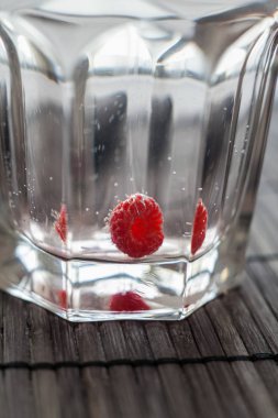 Saydam bir cam köpüklü frambuazlı limonata su