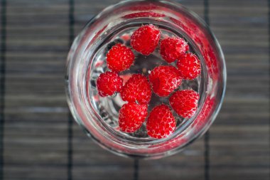 Saydam bir cam köpüklü frambuazlı limonata su