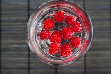 Saydam bir cam köpüklü frambuazlı limonata su