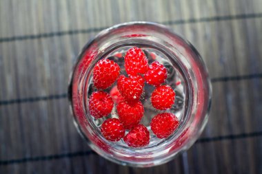 Saydam bir cam köpüklü frambuazlı limonata su