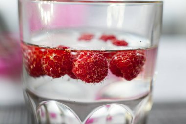 Saydam bir cam köpüklü frambuazlı limonata su