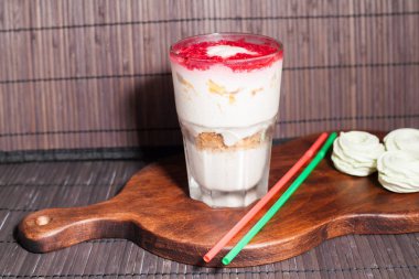 Ev yapımı dondurma ziifir ve Ahududu reçeli