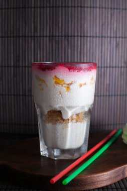 Ev yapımı dondurma ziifir ve Ahududu reçeli