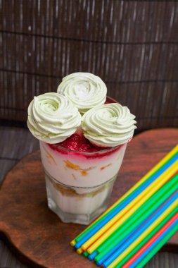 Ev yapımı dondurma ziifir ve Ahududu reçeli