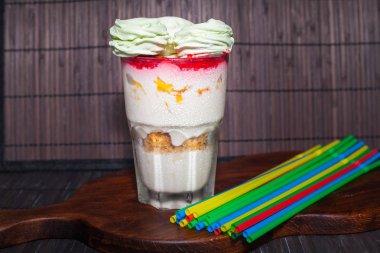 Ev yapımı dondurma ziifir ve Ahududu reçeli