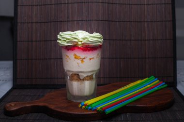 Ev yapımı dondurma ziifir ve Ahududu reçeli