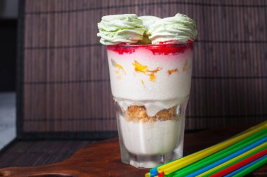 Ev yapımı dondurma ziifir ve Ahududu reçeli