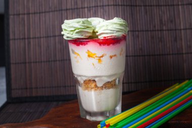 Ev yapımı dondurma ziifir ve Ahududu reçeli