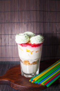 Ev yapımı dondurma ziifir ve Ahududu reçeli