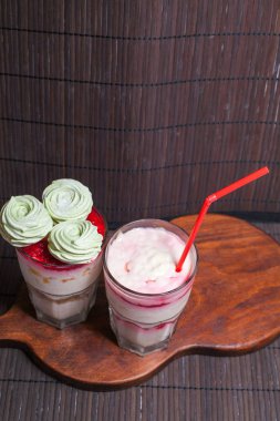 Ev yapımı dondurma ziifir ve Ahududu reçeli