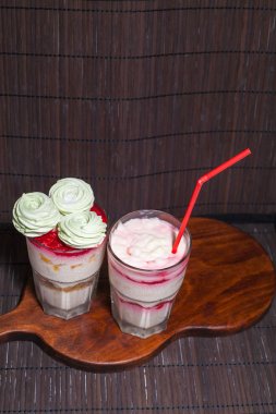 Ev yapımı dondurma ziifir ve Ahududu reçeli