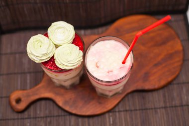 Ev yapımı dondurma ziifir ve Ahududu reçeli