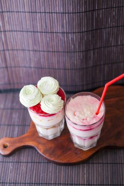 Ev yapımı dondurma ziifir ve Ahududu reçeli