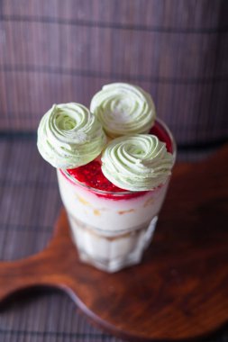 Ev yapımı dondurma ziifir ve Ahududu reçeli